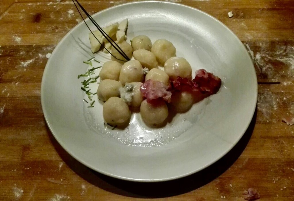 Ridi…. Ridi (di felicità) ….. che Enrico ha fatto i gnocchi ripieni.