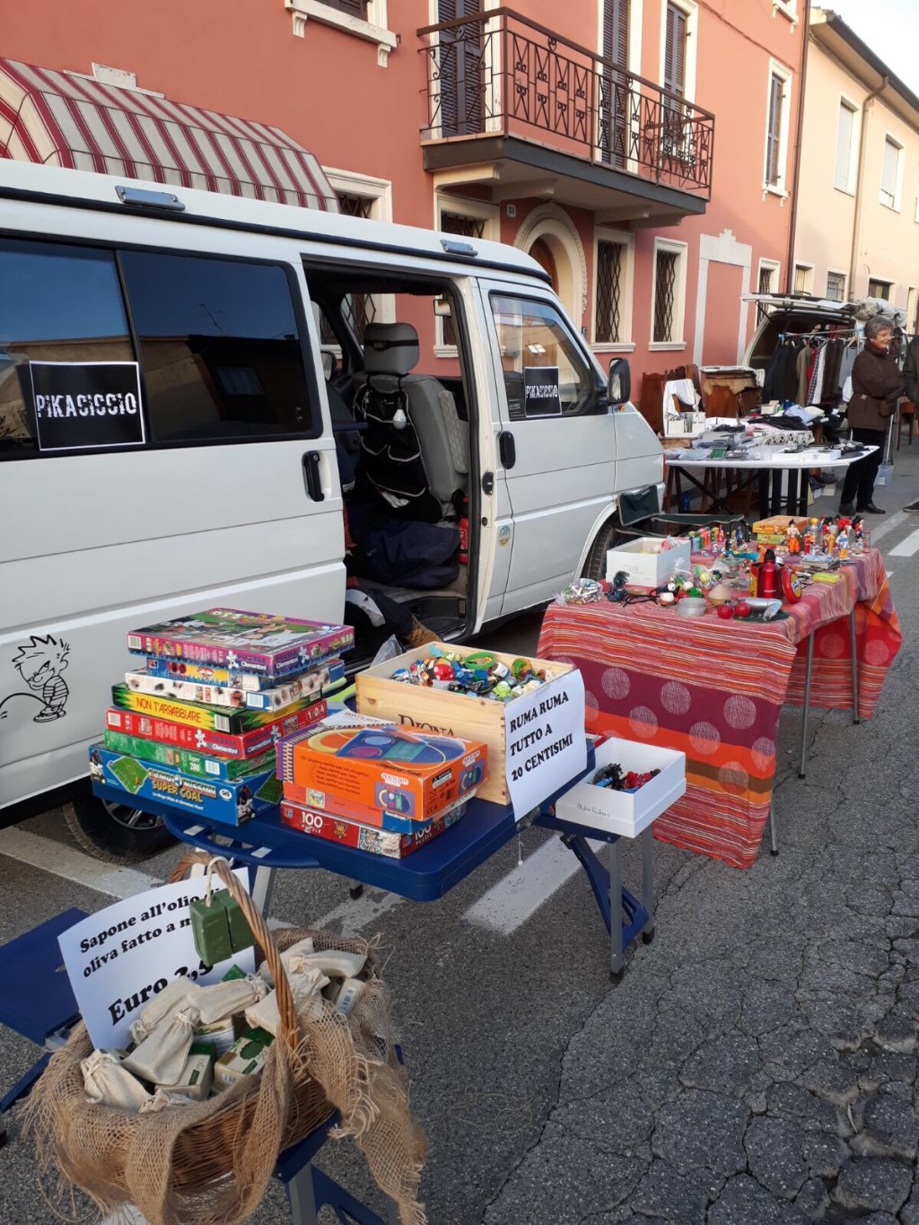 Tra una chiacchiera e un gioco una domenica al mercatino ….