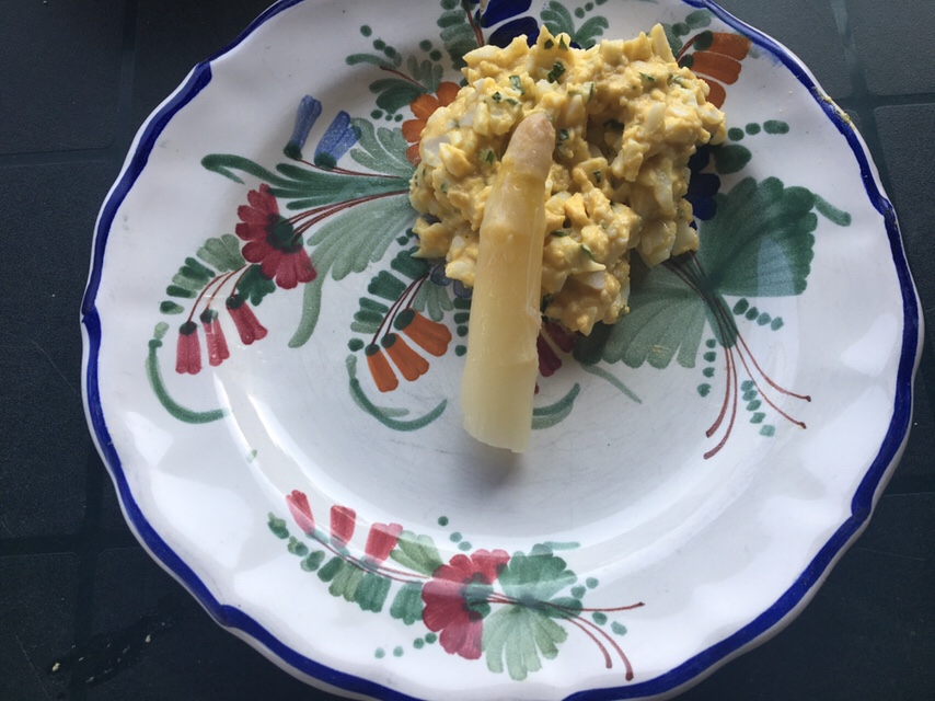 Asparagi bianchi e salsa bolzanina