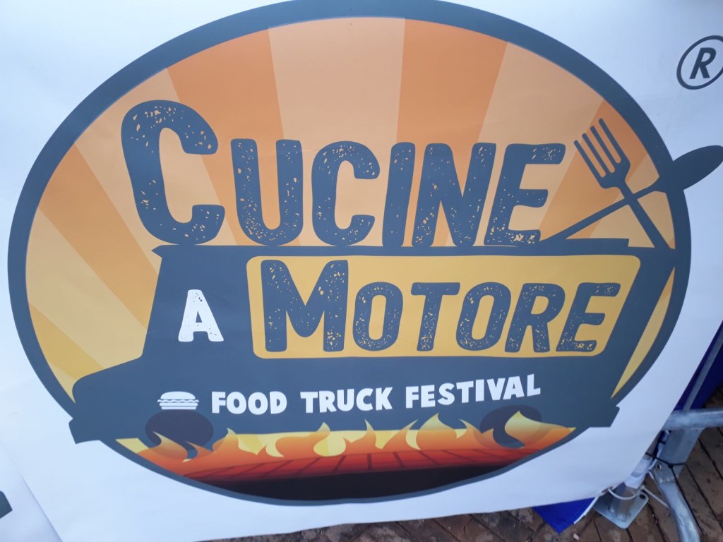 Sotto il castello di Villafranca …. ci godiamo il sapore e il colore delle CUCINE A MOTORE ….