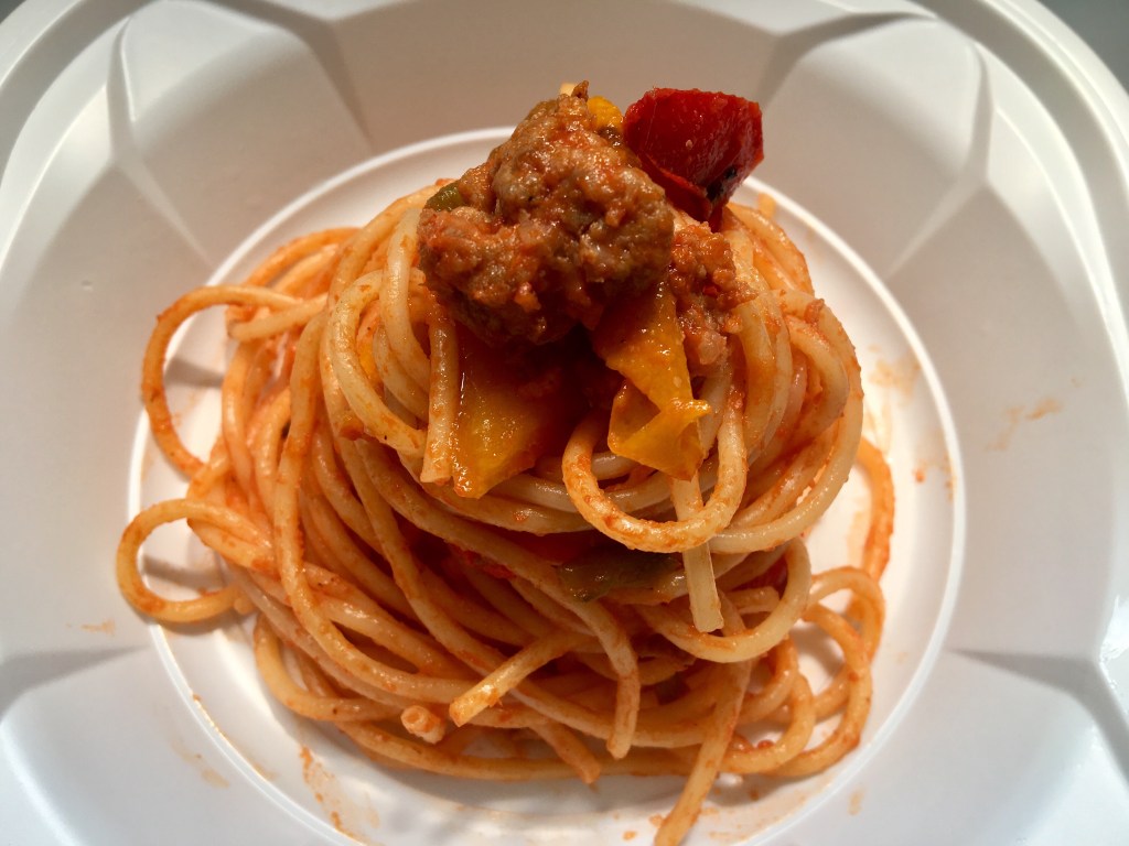 Spaghetti peperoni e salsiccia …… un pranzo completo !!