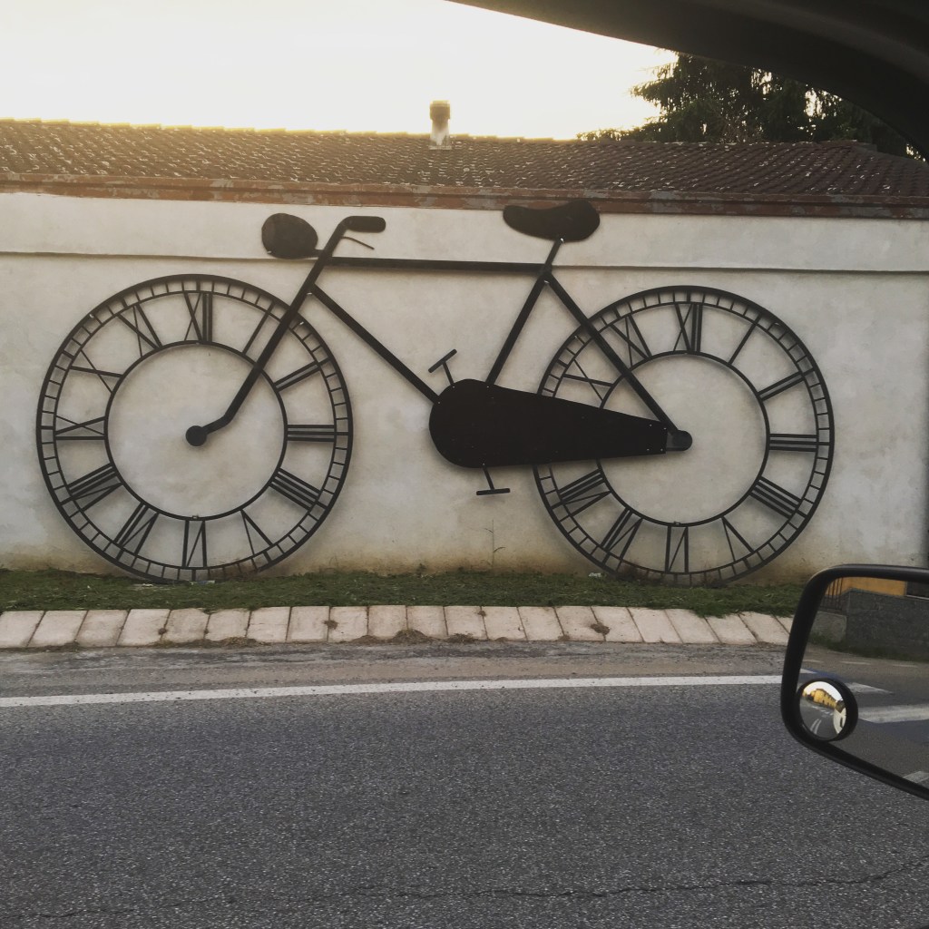 Rubiamo la bicicletta e scappiamo ….