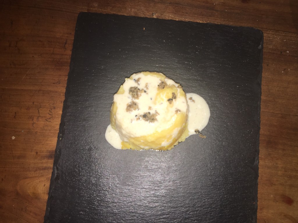Tortino di polenta cuore morbido con fonduta di monte veronese e tartufo….